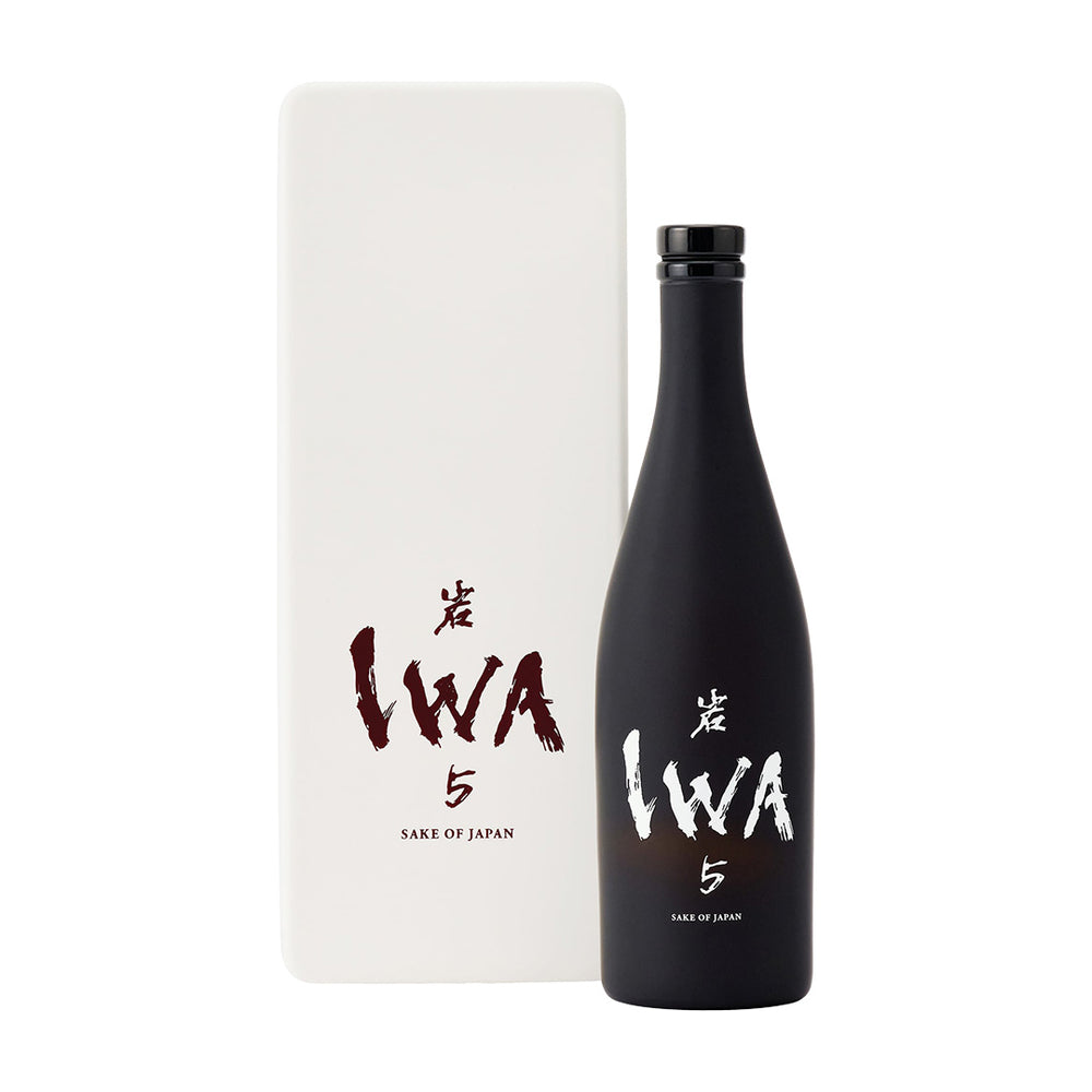 Iwa 5 asseblage sake bottle and gift box